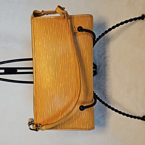 Louis Vuitton Epi Pochette with COA Code AR 1904 - Picture 14 of 14